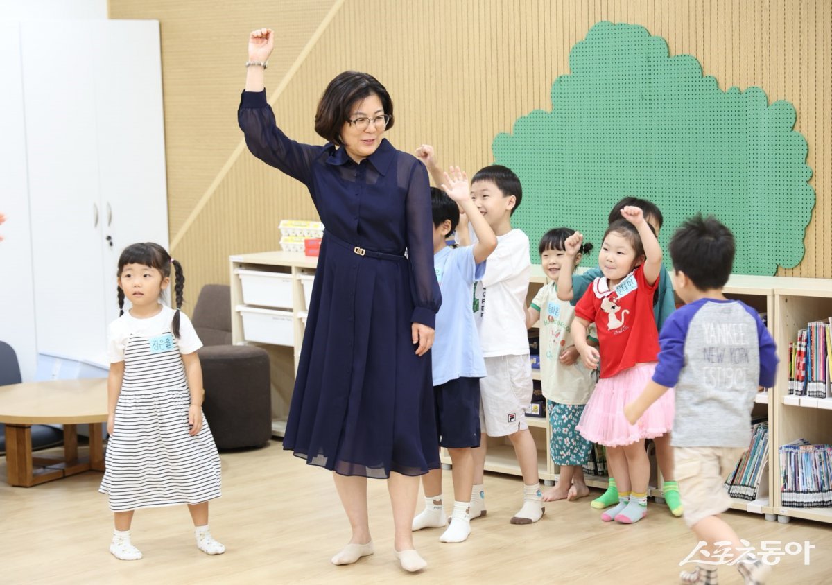 안성시(시장 김보라)가 여름방학 기간 동안 공직자의 육아 부담을 덜고 안정적인 근무 여건을 마련하기 위해 ‘방학 기간 자녀와 함께 출근’ 프로그램을 시범 운영했다. 사진제공｜안성시