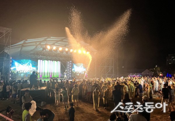 제27회 봉화은어축제 ‘은어와 함께 춤을! 레전드 물벼락쇼’가 축제의 시원함을 더하고 있다. 사진제공 ㅣ 봉화군