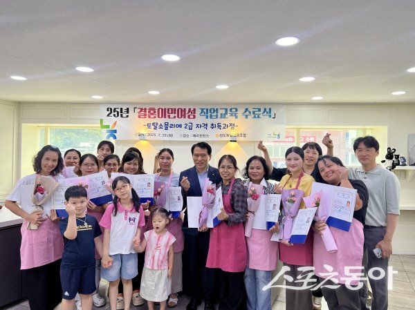 청도농협이 시행한 결혼이민여성 ‘토탈소믈리에 2급 자격과정’ 수료식이 진행되고 있다. 사진제공 ㅣ 청도농협