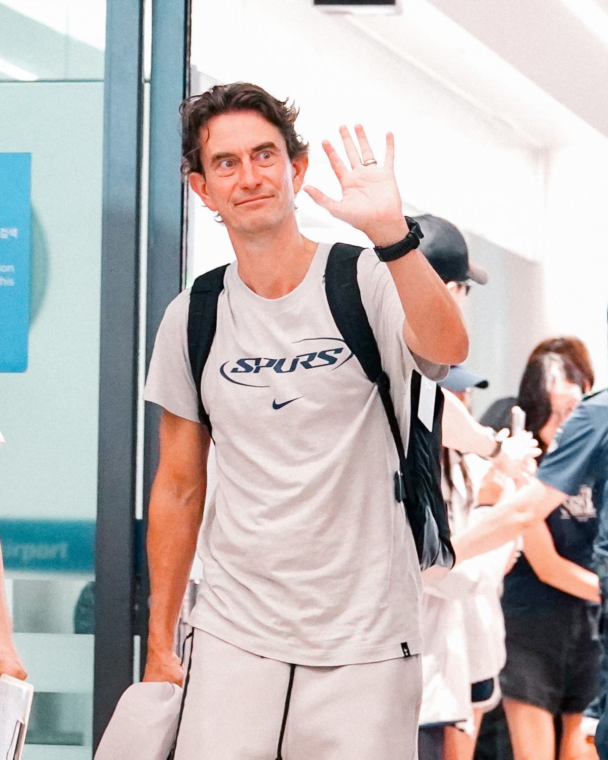 토마스 프랑크 토트넘 감독이 1일 인천국제공항을 통해 처음 한국을 방문하며 환호하는 팬들을 향해 손을 흔들고 있다. 2일 기자회견에서 손흥민은 직접 올 여름 토트넘과의 이별을 알렸다. 사진출처｜토트넘 홋스퍼 페이스북