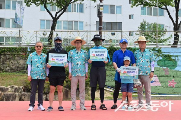 제27회 봉화은어축제 ‘전국 맨손잡이 선발대회’ 입상자들이 기념 촬영하고 있다. 사진제공 ㅣ 봉화군