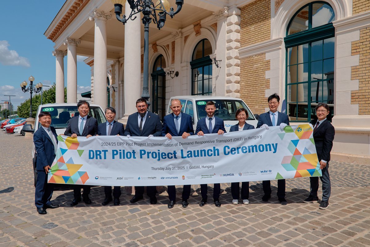 헝가리 괴될뢰시에서 열린 현대자동차 ‘헝가리 수요응답교통 서비스 개통식’에서 관계자들이 기념 촬영하고 있다. 기획재정부 최병석 경제협력기획과장, 주헝가리 대한민국대사관 김상욱 공사참사관, 헝가리 국가경제부 사볼치 소노키 차관보, 헝가리 괴될뢰 죄르지 게메시 시장, NTP 발리주 센트죄르지 사장, 현대차 모빌리티사업실 김수영 상무, KDI 김형태 부원장(왼쪽에서 두번째부터). 사진제공 |현대차