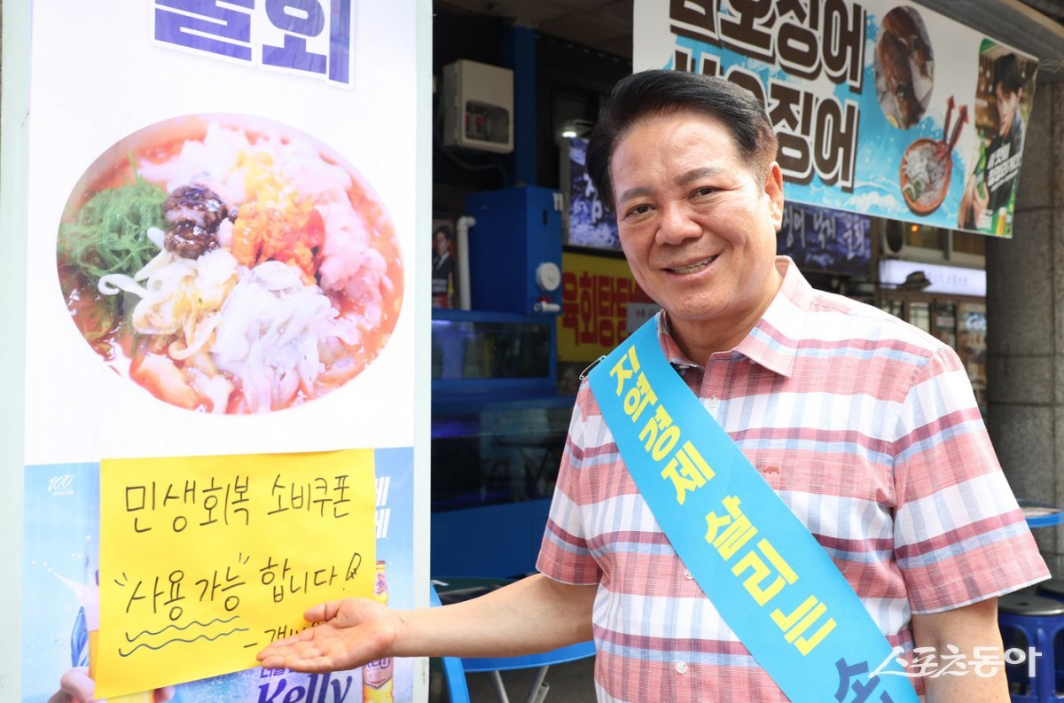 안양시(시장 최대호)는 지난 1일 평촌1번가 문화의 거리에서 ‘민생회복 소비쿠폰’ 사용 촉진을 위한 민·관 합동 캠페인을 열고, 시민 참여와 지역 상권 회복 분위기 조성을 위한 본격적인 홍보 활동에 나섰다(최대호 안양시장이 민생 현장을 살피고 소비쿠폰 사용을 독려했다). 사진제공｜안양시