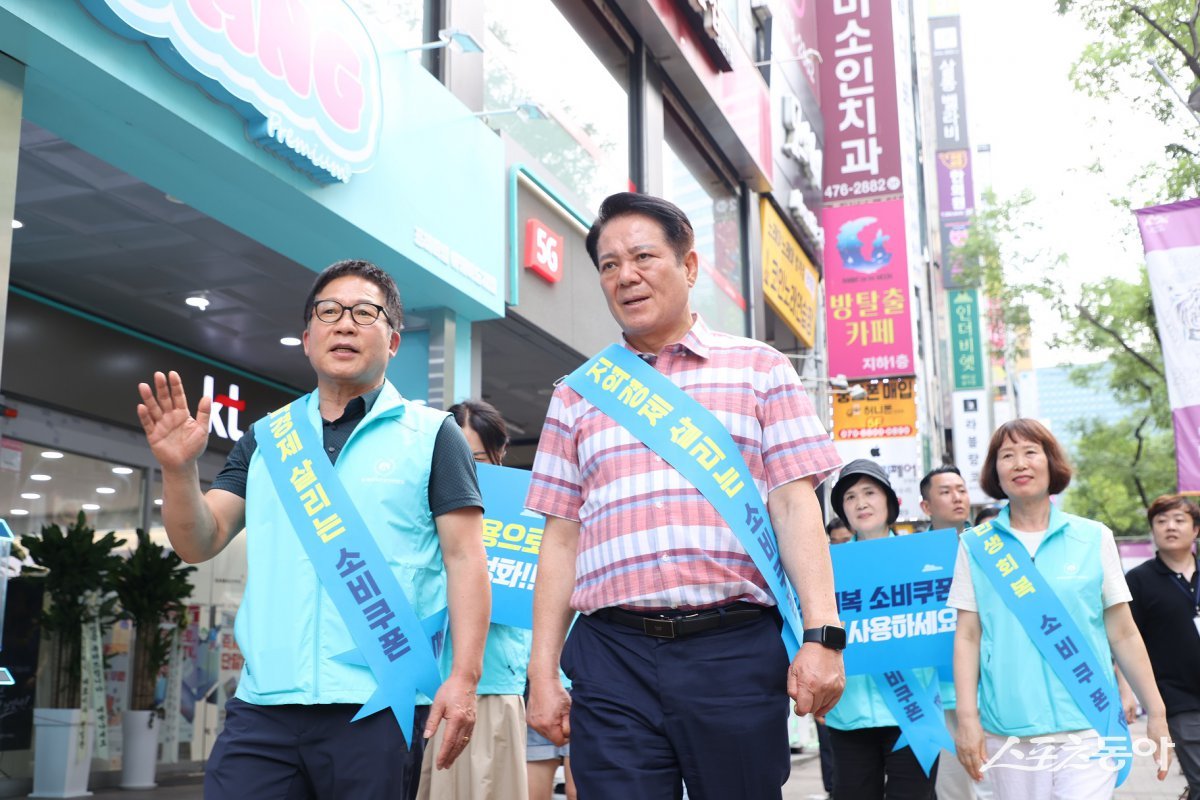 안양시(시장 최대호)는 지난 1일 평촌1번가 문화의 거리에서 ‘민생회복 소비쿠폰’ 사용 촉진을 위한 민·관 합동 캠페인을 열고, 시민 참여와 지역 상권 회복 분위기 조성을 위한 본격적인 홍보 활동에 나섰다(방극숙 상인회장(좌측)과 최대호 안양시장(우측)). 사진제공｜안양시