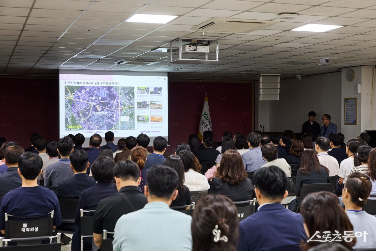 양주시는 지난 1일 시청 대회의실에서 개최한 월례조회에서 추진 중인 공동형 종합장사시설 건립사업의 진행을 공개하고 있다. 사진제공ㅣ양주시