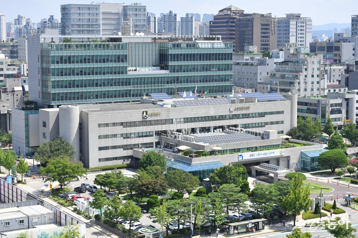 수원시(시장 이재준)는 대규모 점포에 입점한 개별 점포도 지역화폐 ‘수원페이’ 가맹점으로 등록할 수 있게 됐다(수원시청 전경). 사진제공|수원시