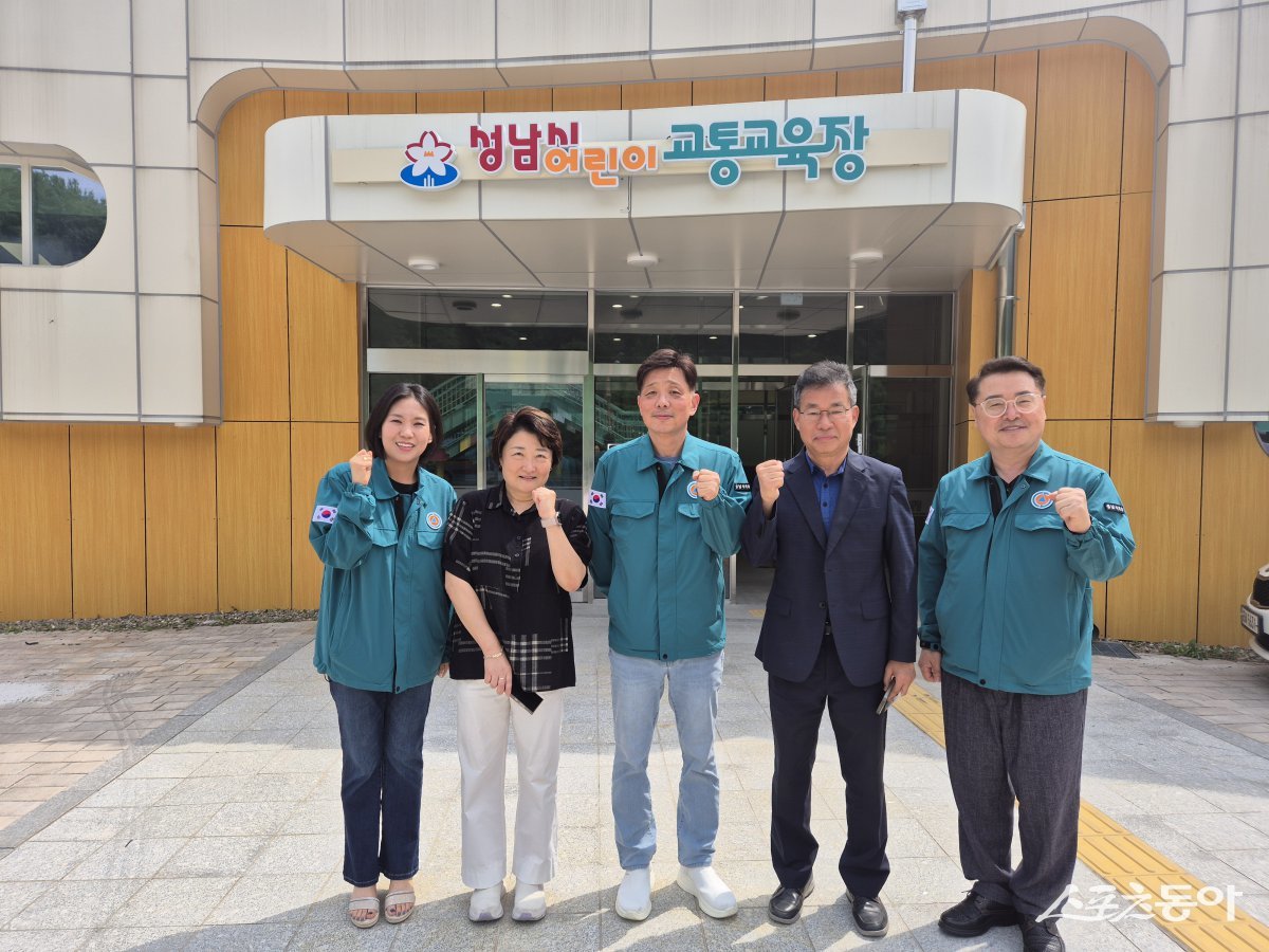 (좌측부터)추선미 의원, 김경아 행정실장, 안광림 부의장, 허억 관장, 황금석 의원, 사진제공ㅣ성남시의회 