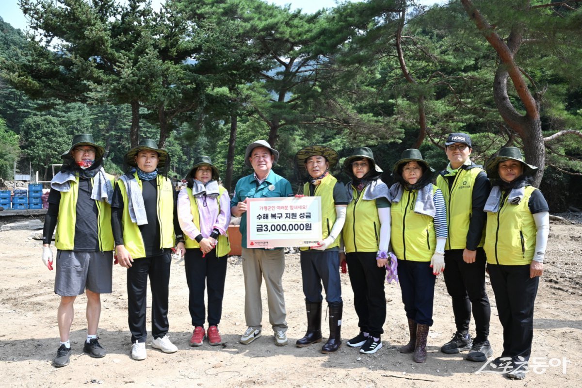 김연균 의장과 의원, 직원등 30여명이 지난 1일 집중호우로 큰 피해를 입은 가평군 침수지역의 수해 복구를 돕기 위해 현장 복구 작업에 직접 참여하는 모습. 사진제공ㅣ의정부시의회 