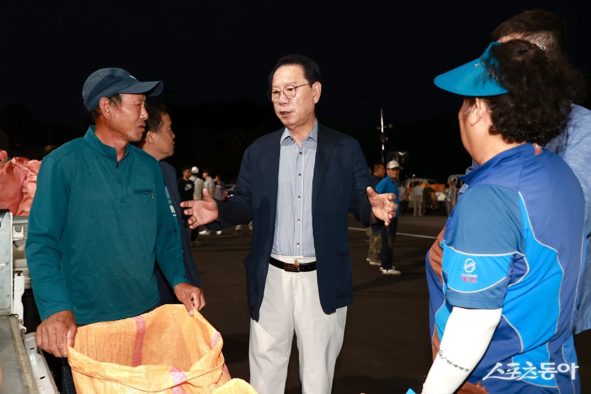 청정 자연에서 자란 ‘괴산청결고추’를 찾는 소비자들의 발길이 새벽부터 분주하다(3일 송인헌 군수가 홍고추 직거래시장 현장을 찾아 농가를 격려하고 있다). 사진제공｜괴산군