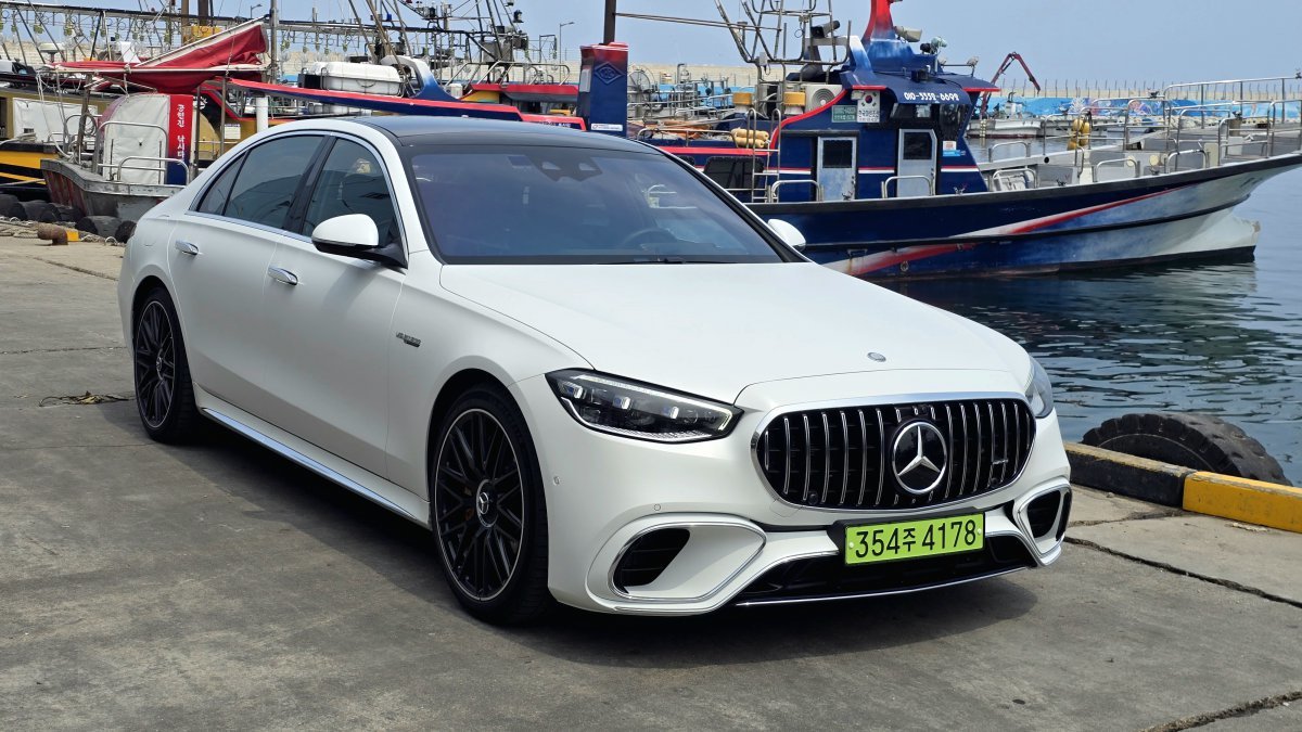 메르세데스-AMG S 63 E 퍼포먼스는 4.0리터 V8 바이터보 엔진과 전기 모터를 결합해 합산 802마력을 발휘하는 플래그십 하이브리드 세단이다. 정지 상태에서 시속 100km까지 3.3초 만에 도달한다.  원성열 기자 sereno@dogna.com