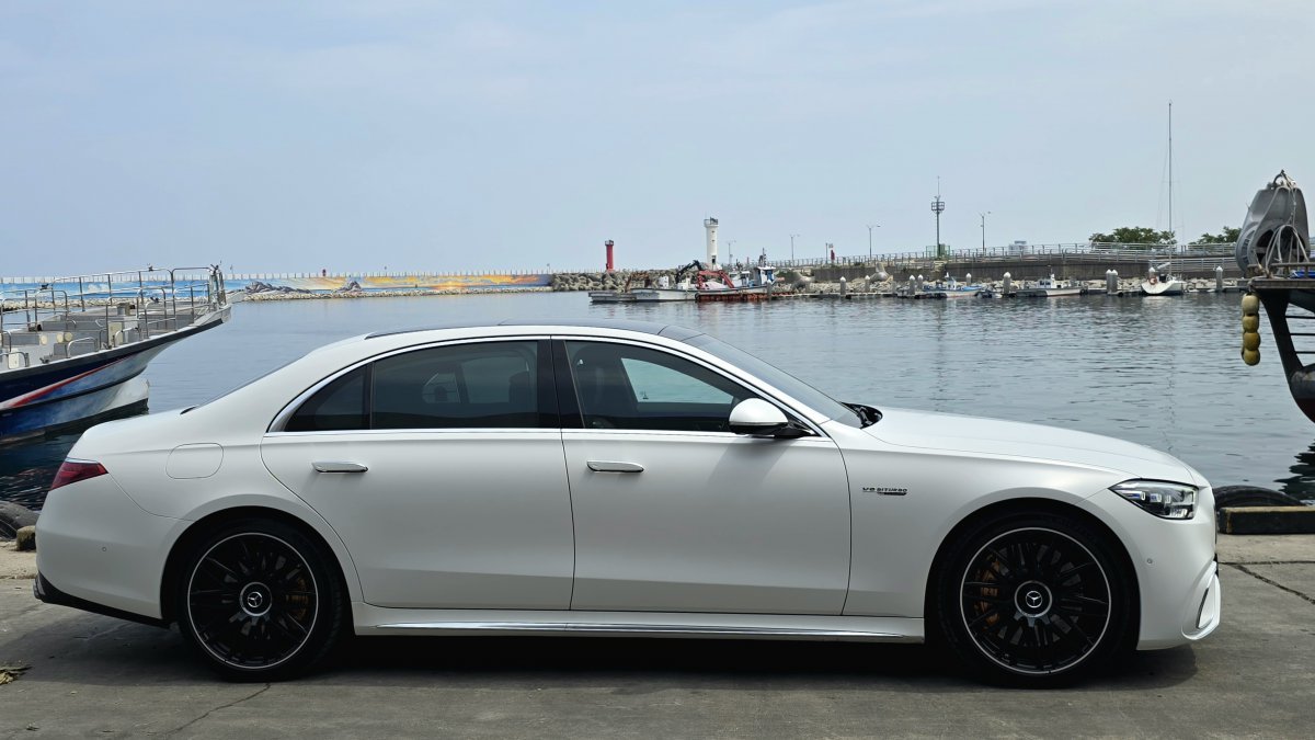 메르세데스-AMG S 63 E 퍼포먼스는 플래그십 세단 S 클래스의 유려한 비율 위에 AMG 특유의 공격적 디테일을 더했다. 21인치 AMG 단조 휠과 전용 사이드실 패널, 낮게 깔린 차체 라인은 고급스러움과 역동성을 동시에 강조한다. 원성열 기자 sereno@dogna.com