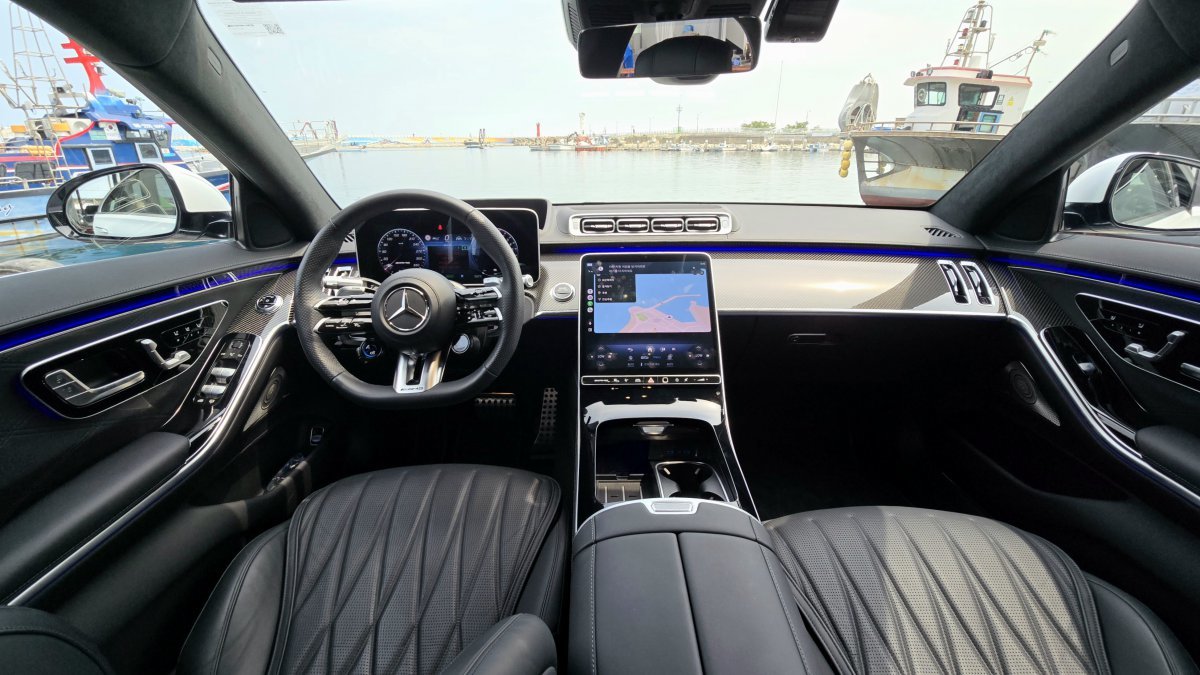 메르세데스-AMG S 63 E 퍼포먼스의 실내는 나파 가죽과 알칸타라, 카본 파이버 소재가 조화를 이루며 AMG 특유의 스포티함과 S 클래스의 고급스러움을 동시에 표현한다.  원성열 기자 sereno@dogna.com