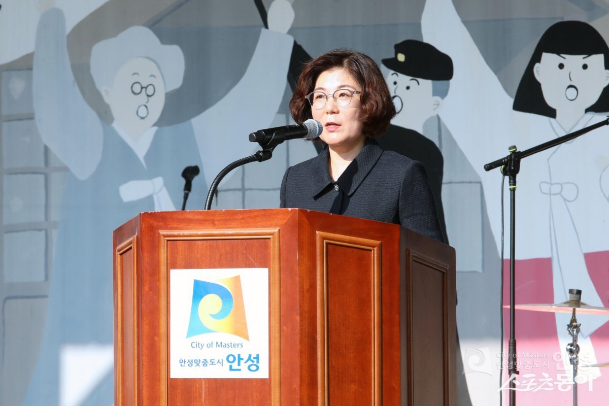 안성시(시장 김보라)는 광복 80주년을 맞아 오는 8월 한 달간 독립운동의 숭고한 정신을 기리고, 시민과 함께 역사적 감동과 희열을 나누는 대규모 기념 문화사업을 본격적으로 추진한다(안성 3.1운동 기념관 기념 보훈 문화행사에 기념사 연설 모습). 사진제공｜안성시