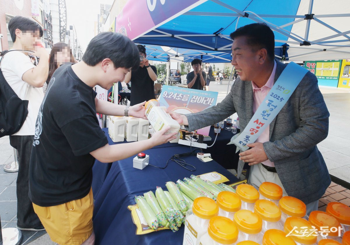 청원생명축제추진위원회(위원장 이범석 청주시장)는 축제 개막을 50일 앞둔 지난 2일, 청주 성안길 일원에서 거리홍보 이벤트를 열고 본격적인 축제 분위기 조성에 나섰다. 사진제공｜청주시
