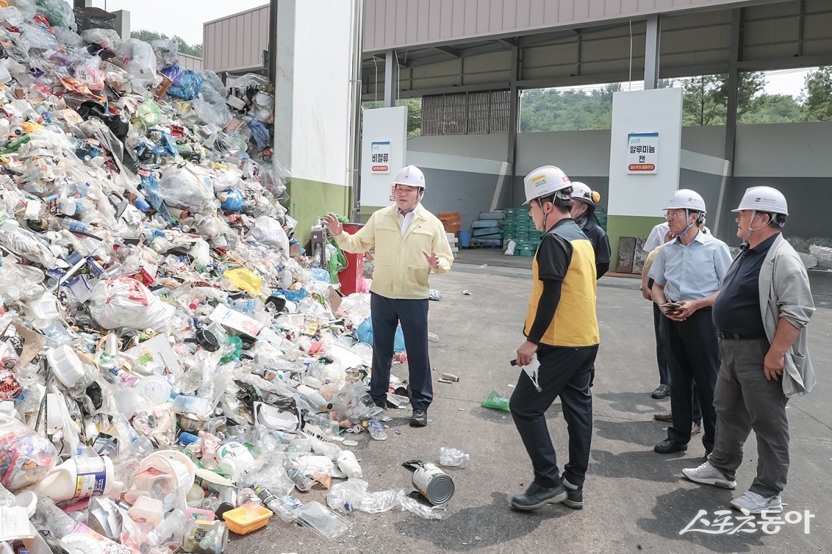 임병택 시흥시장은 지난 8월 1일, 연일 이어지는 폭염 속에서도 묵묵히 업무를 수행하고 있는 환경미화타운 근로자들의 안전과 근무 환경을 직접 점검하기 위해 정왕동에 위치한 시흥시 재활용선별장 ‘시흥시환경미화타운’을 방문했다. 사진제공｜시흥시