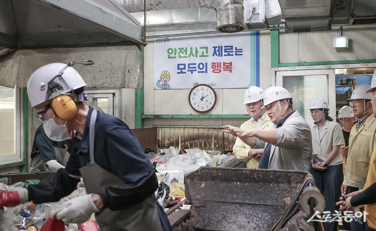 임병택 시흥시장은 지난 8월 1일, 연일 이어지는 폭염 속에서도 묵묵히 업무를 수행하고 있는 환경미화타운 근로자들의 안전과 근무 환경을 직접 점검하기 위해 정왕동에 위치한 시흥시 재활용선별장 ‘시흥시환경미화타운’을 방문했다. 사진제공｜시흥시
