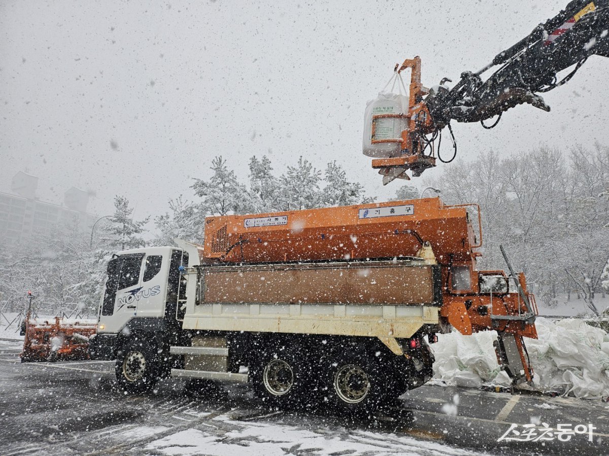 용인특례시(시장 이상일)가 경기도에서 실시한 ‘2024~2025년 겨울철 도로제설대책 평가’에서 도내 31개 시·군 가운데 유일하게 7년 연속 우수기관으로 선정됐다(도로 제설을 위해 제설차량에 제설제를 싣고 있는 모습). 사진제공｜용인시