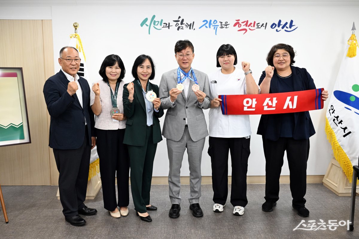 안산시(시장 이민근)는 지난 1일 시청에서 직장운동경기부 유도부 소속 김하윤 선수의 금메달 봉납식을 열고, 시민과 함께 기쁨을 나눴다(이민근 안산시장(오른쪽 세번 째)이 1일 김하윤 선수(오른쪽 두번 째)로부터 메달을 전달받고 함께 기념촬영을 하고 있다). 사진제공|안산시