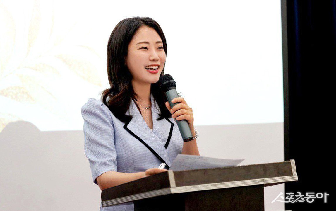 ㈔세계여성평화그룹(IWPG) 전나영 신임 대표가 지난 1일 대표이사 이·취임식에서 취임사를 하고 있다. (제공: IWPG)