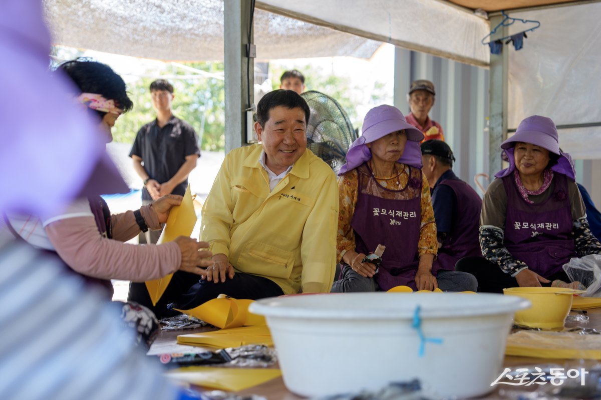 보강천 꽃묘장을 방문한 이 군수는 근로자들의 건강 상태와 작업 환경을 확인하고, 충분한 휴식과 수분 섭취 등 폭염 대응 안전수칙을 철저히 지킬 것을 당부했다. 사진제공｜증평군