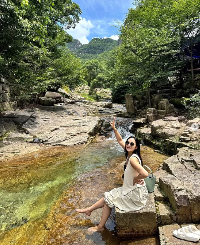 제천 송계계곡의 차가운 물에 발을 담그고 있는 박지윤 (박지윤 SNS)