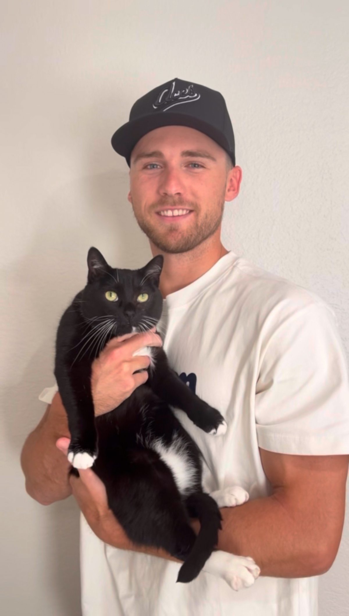 정규시즌 우승을 노리는 LG가 외국인투수 교체를 단행했다. 엘리에이저 에르난데스와 결별하고, 새로운 외국인투수로 앤더스 톨허스트를 영입했다. 톨허스트가 LG와 계약을 마친 후 기념촬영을 하는 모습. 사진제공|LG 트윈스