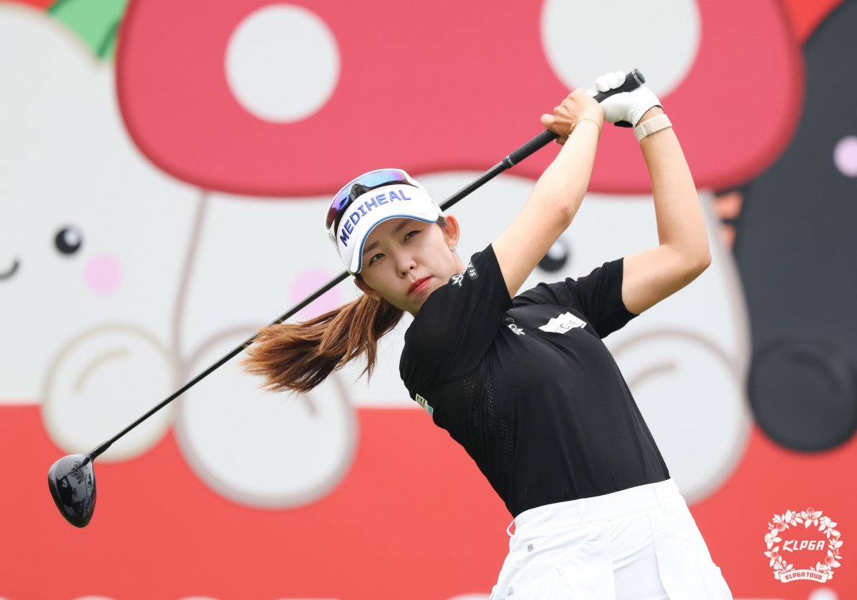 오로라월드 레이디스 챔피언십 4라운드 1번 홀에서 티샷을 하고 있는 배소현. 사진제공 | KLPGA