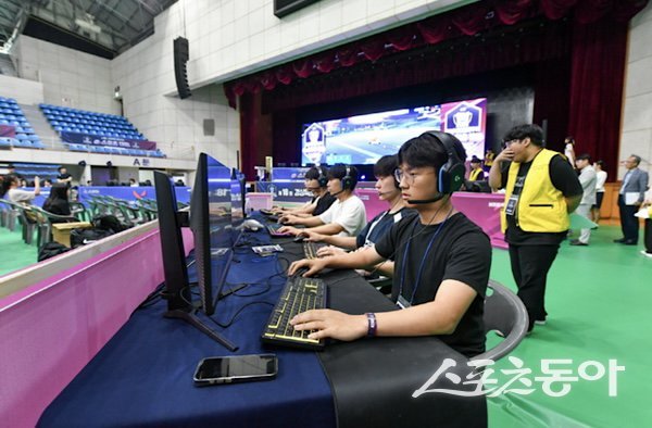 제18회 경상북도 아마추어 e스포츠대회에서 선수들이 경합하고 있는 모습. 사진제공ㅣ영주시
