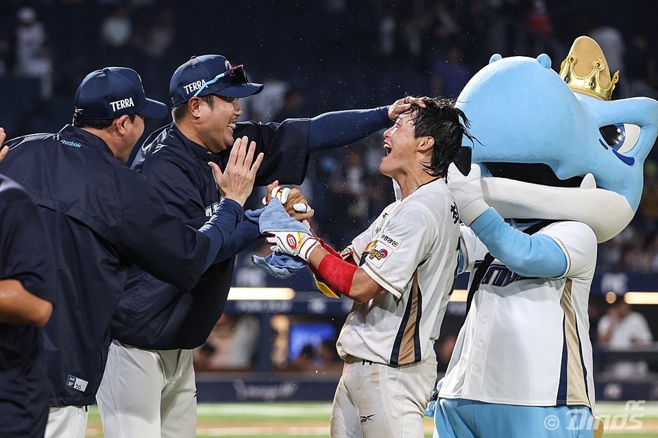 NC 최정원(왼쪽 3번째)은 2일 창원 KT와 홈경기에서 생애 첫 끝내기 안타를 기록했다. 그는 지금처럼 꾸준히 어떻게든 팀에 보탬이 되리라 다짐했다. 사진제공｜NC 다이노스