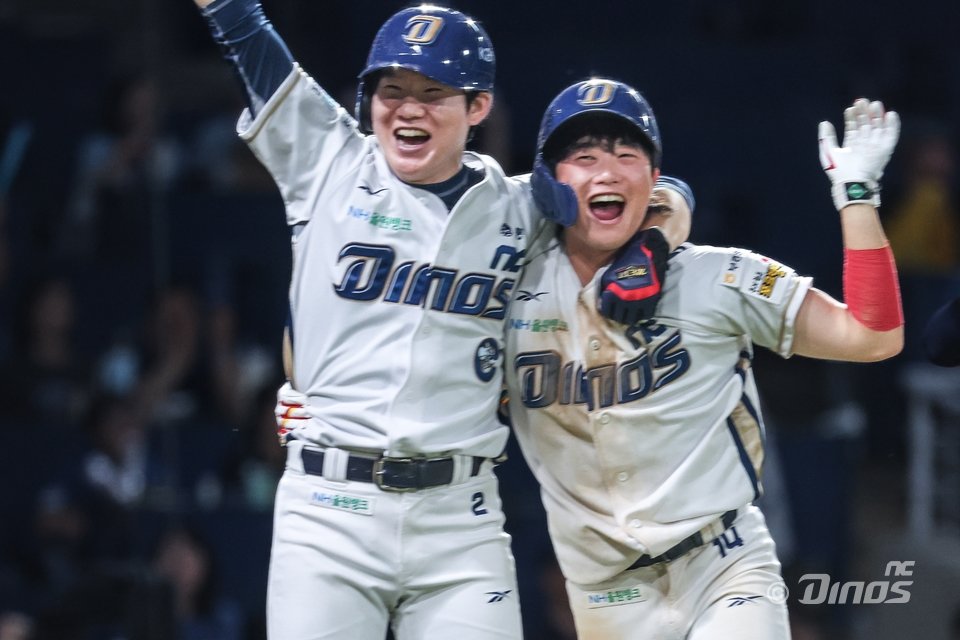 NC 최정원(오른쪽)은 2일 창원 KT와 홈경기에서 생애 첫 끝내기 안타를 기록했다. 그는 지금처럼 꾸준히 어떻게든 팀에 보탬이 되리라 다짐했다. 사진제공｜NC 다이노스