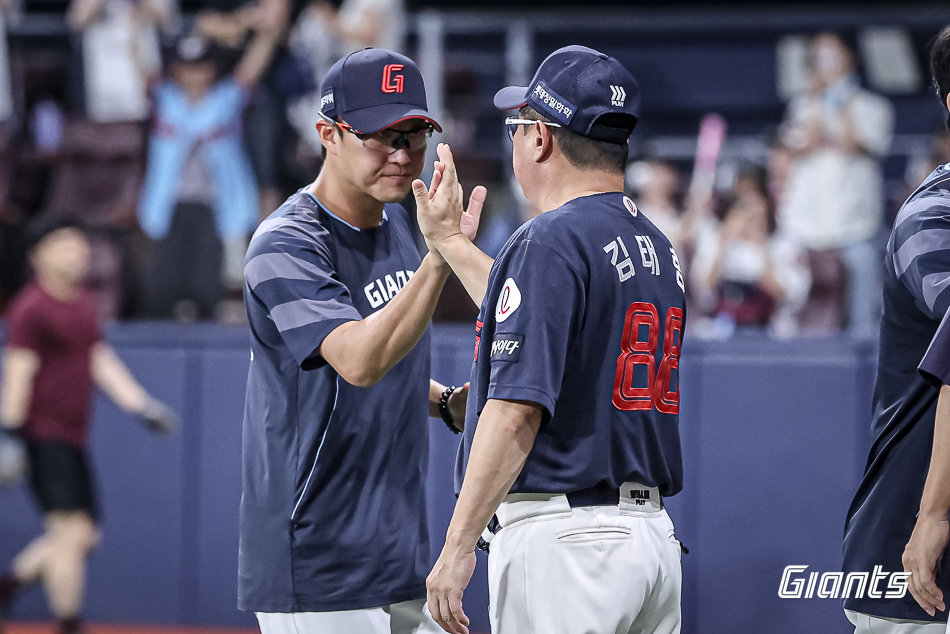 롯데 박세웅(왼쪽)이 3일 고척스카이돔에서 열린 키움과 원정경기에 선발등판해 7이닝 3실점 역투로 팀의 9-3 승리로 이끈 뒤 김태형 감독과 손뼉을 마주치고 있다. 사진제공|롯데 자이언츠