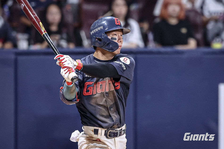 롯데 장두성이 3일 고척스카이돔에서 열린 키움과 원정경기 도중 안타를 치고 있다. 사진제공|롯데 자이언츠