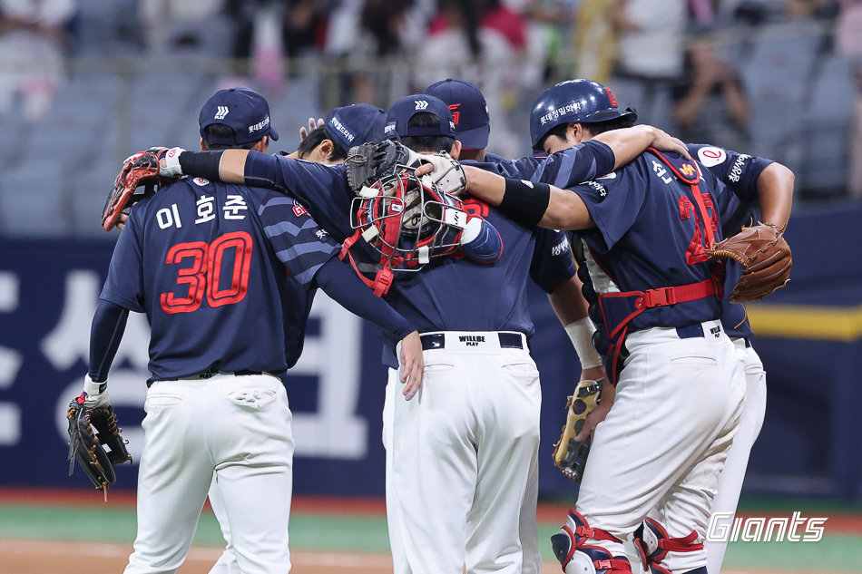 롯데 선수들이 3일 고척스카이돔에서 열린 키움과 원정경기에서 9-3으로 승리한 뒤 세리머니를 펼치고 있다. 사진제공|롯데 자이언츠