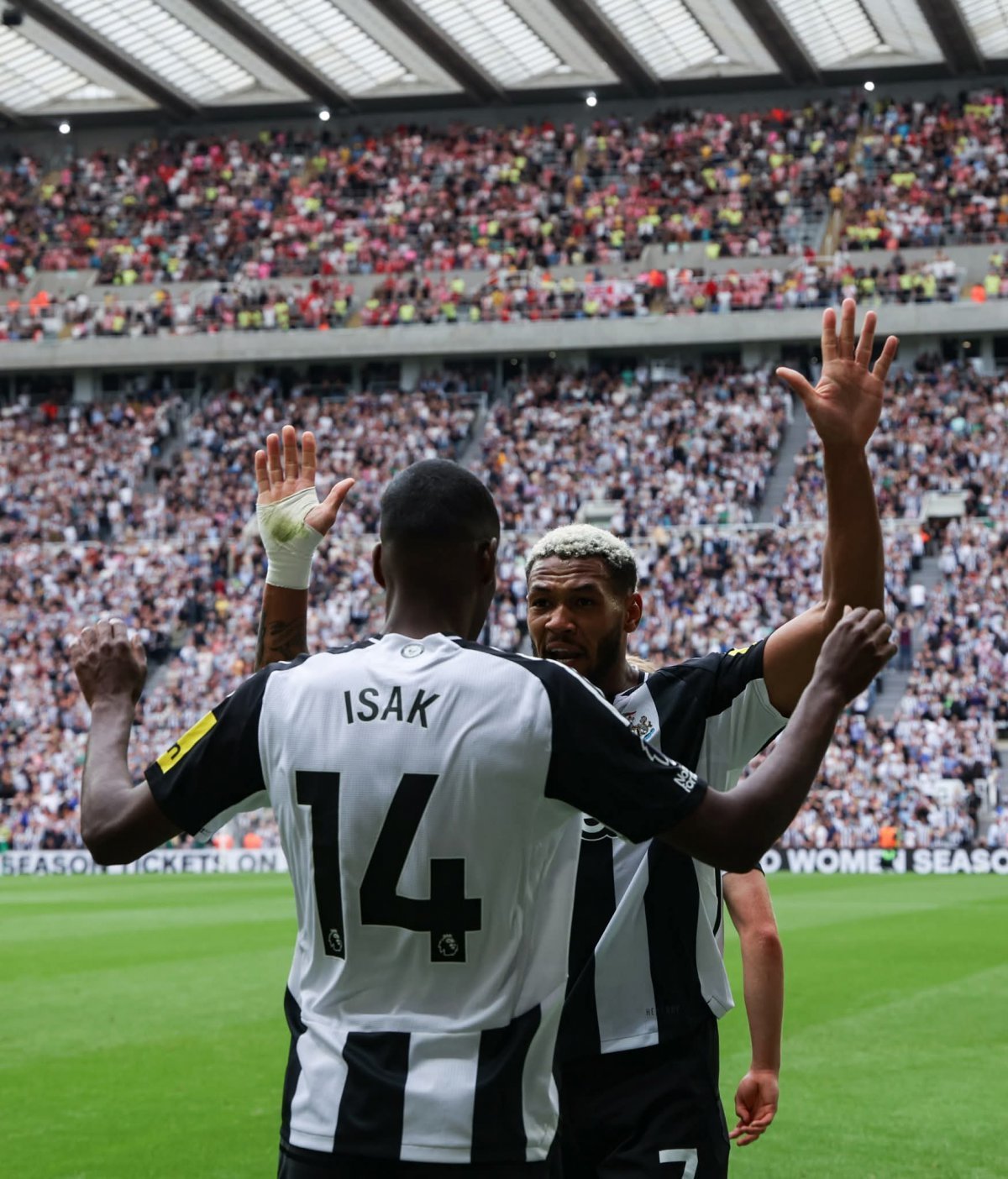 뉴캐슬 선수단은 방한 기간 내내 리버풀 이적을 추진 중인 이삭(14번)에 쏠린 취재진의 질문공세에 시달렸다. 사진출처|뉴캐슬 유나이티드 페이스북