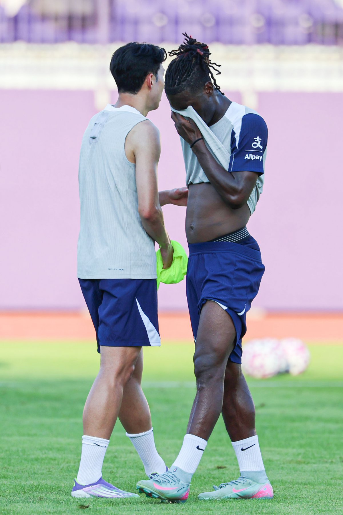 토트넘과 10년 동행의 끝을 알린 손흥민(왼쪽)과 비수마가 2일 안양종합운동장에서 진행된 토트넘 오픈 트레이닝 도중 땀을 닦고 있다. 공교롭게도 비수마가 눈물을 훔치는 듯한 장면이 연출돼 취재진의 시선을 사로잡았다. 안양|뉴시스