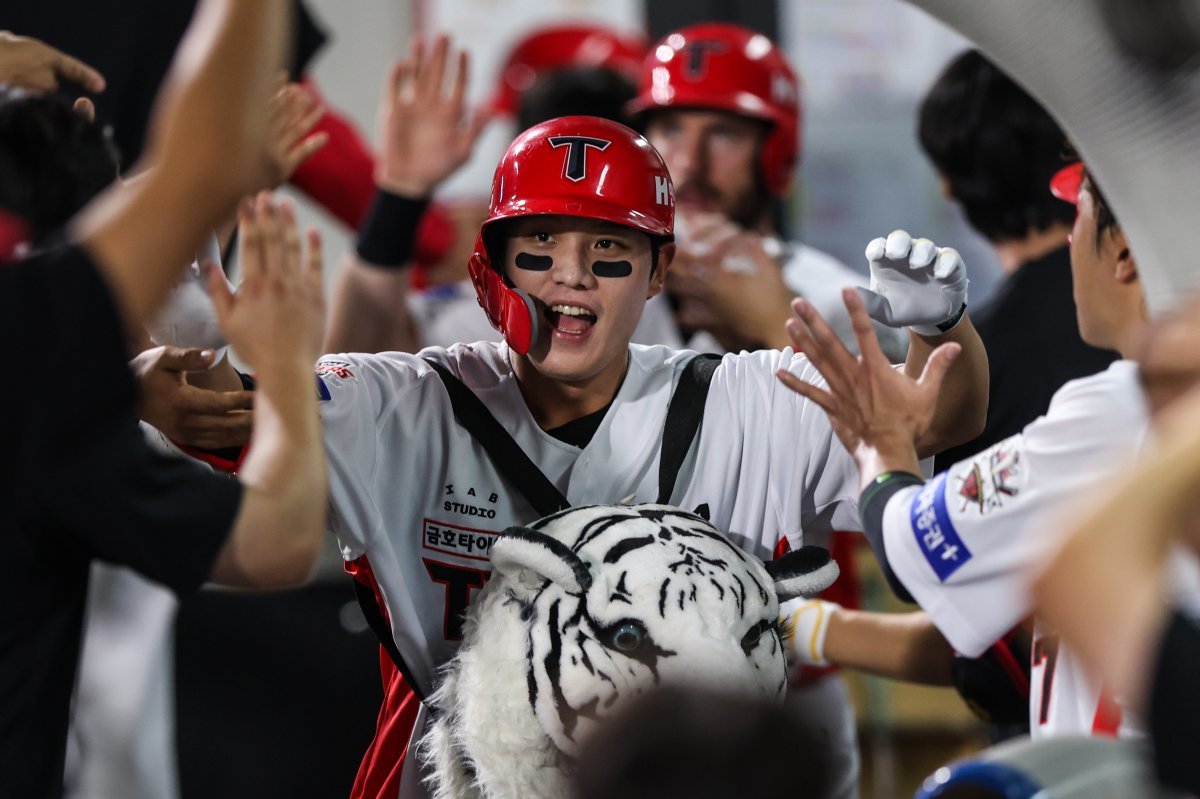 KIA 오선우(가운데)는 데뷔 7년차인 올해 최고의 활약을 펼치고 있다. 그는 규정 타석 진입을 이룬 자신에게 뿌듯해하며 꾸준한 활약을 펼치리라 다짐했다. 사진제공｜KIA 타이거즈