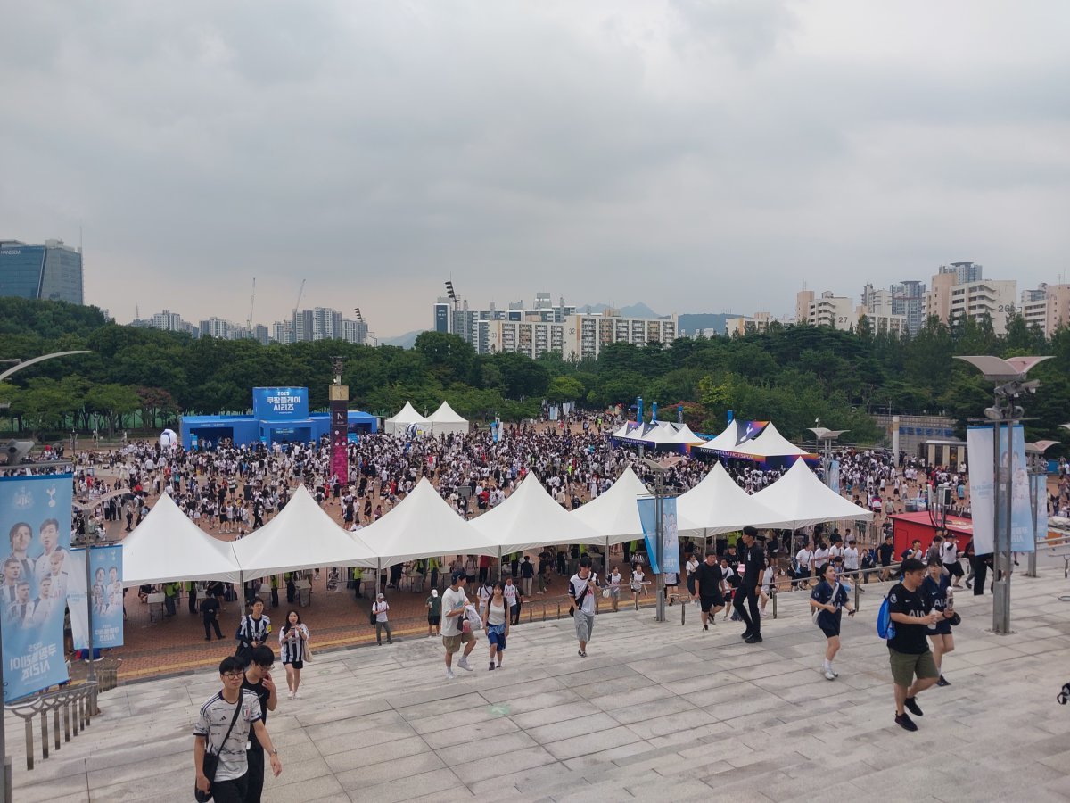 축구 팬들은 3일 서울월드컵경기장에서 열린 토트넘-뉴캐슬의 ‘2025 쿠팡플레이 시리즈’ 2경기를 앞두고 킥오프 3시간전부터 인산인해를 이뤘다. 손흥민이 이적을 예고한 까닭에 한국축구 역대 최고 선수가 유럽생활을 마감하기 앞서 국내 팬들 앞에서 뛰는 모습을 허투루 흘려보내지 않겠다는 생각에서다. 상암│권재민 기자 jmart220@donga.com