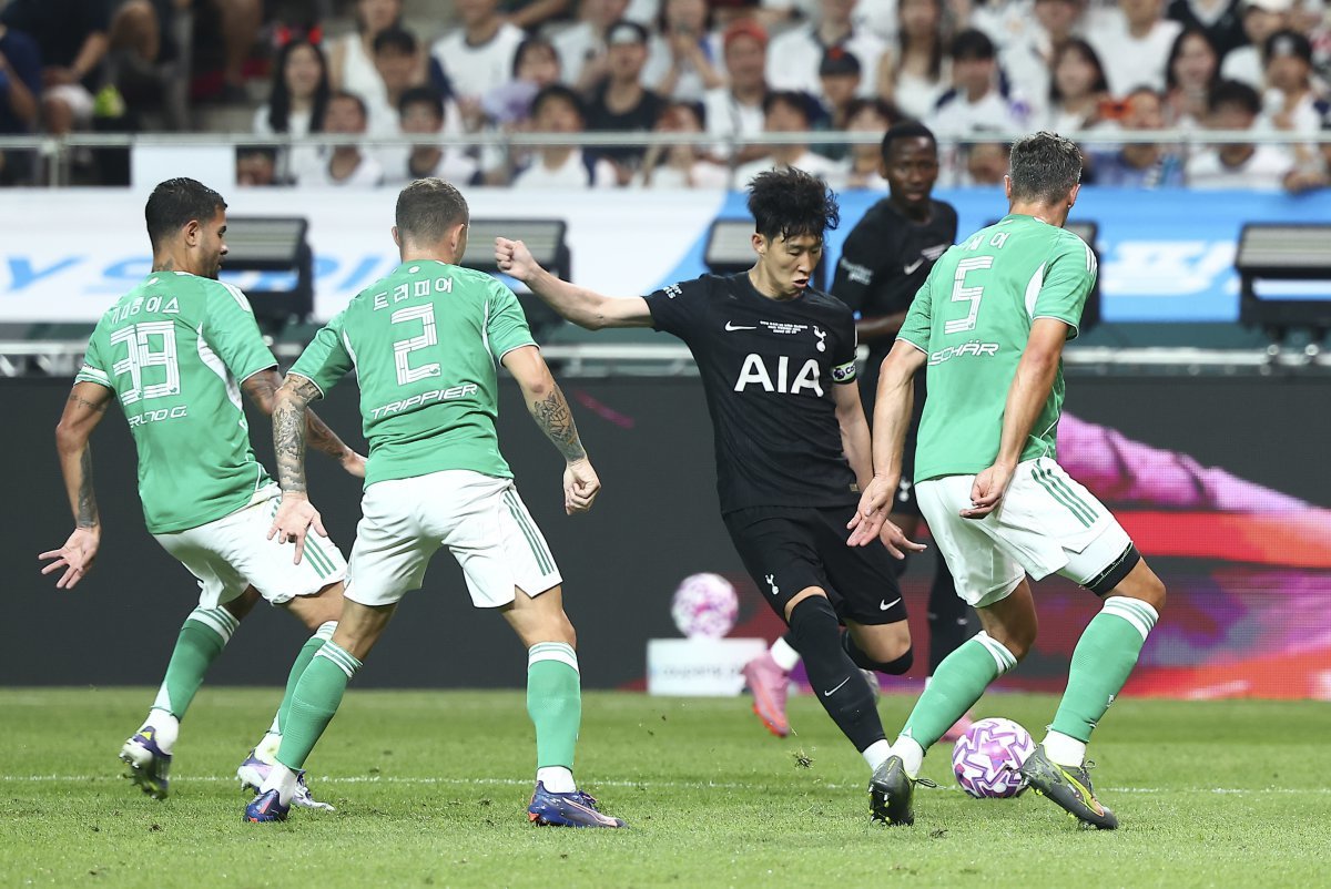 토트넘 손흥민(오른쪽 2번째) 3일 서울월드컵경기장에서 열린 뉴캐슬과 ‘2025 쿠팡플레이 시리즈’ 2경기에 선발 출전해 슛하고 있다. 사실상의 고별전이 될 수도 있는 경기에서 특유의 에너지로 경기장을 축제 분위기로 만들었다. 상암│뉴시스