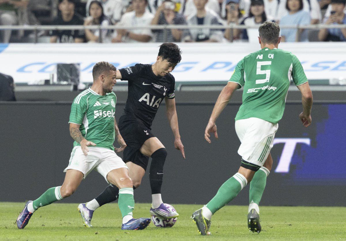 토트넘 캡틴 손흥민(가운데)이 3일 서울월드컵경기장에서 열린 뉴캐슬과 프리시즌 친선경기에서 상대 수비를 뚫고 돌파하고 있다. 상암｜뉴시스