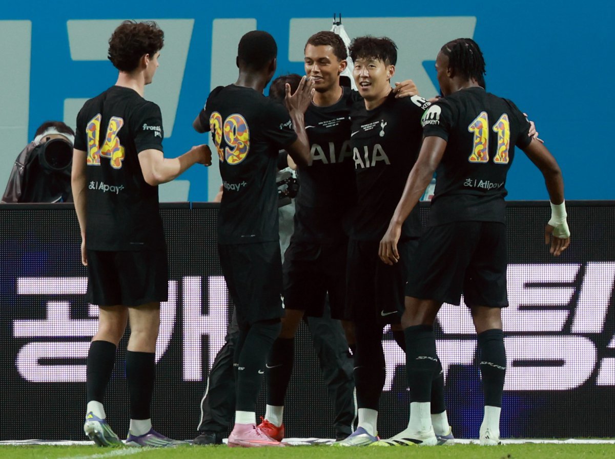 토트넘 브레넌 존슨과 손흥민이 3일 서울월드컵경기장에서 열린 뉴캐슬과 프리시즌 친선경기에서 첫 골이 터진 뒤 기뻐하고 있다. 상암｜뉴시스