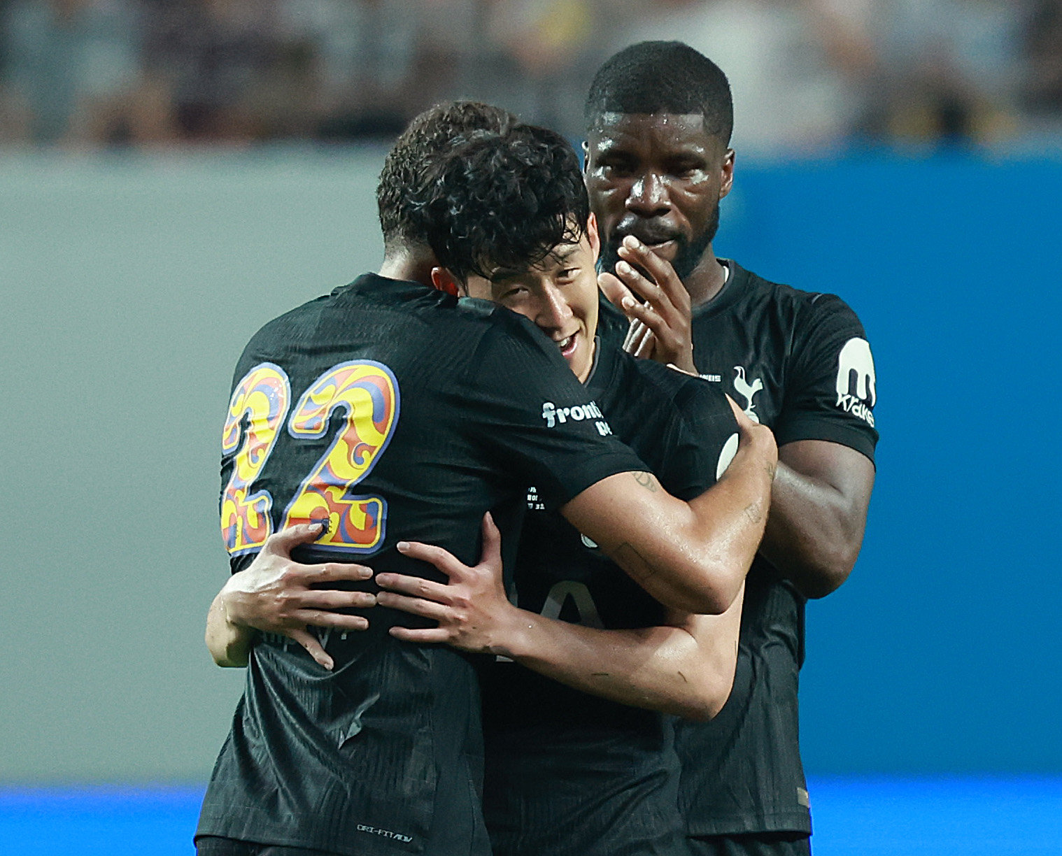 손흥민이 토트넘 고별전이던 8월 3일 상암벌서 열린 뉴캐슬과 친선경기 후반전 도중 교체되며 동료들을 안아주고 있다. 뉴시스