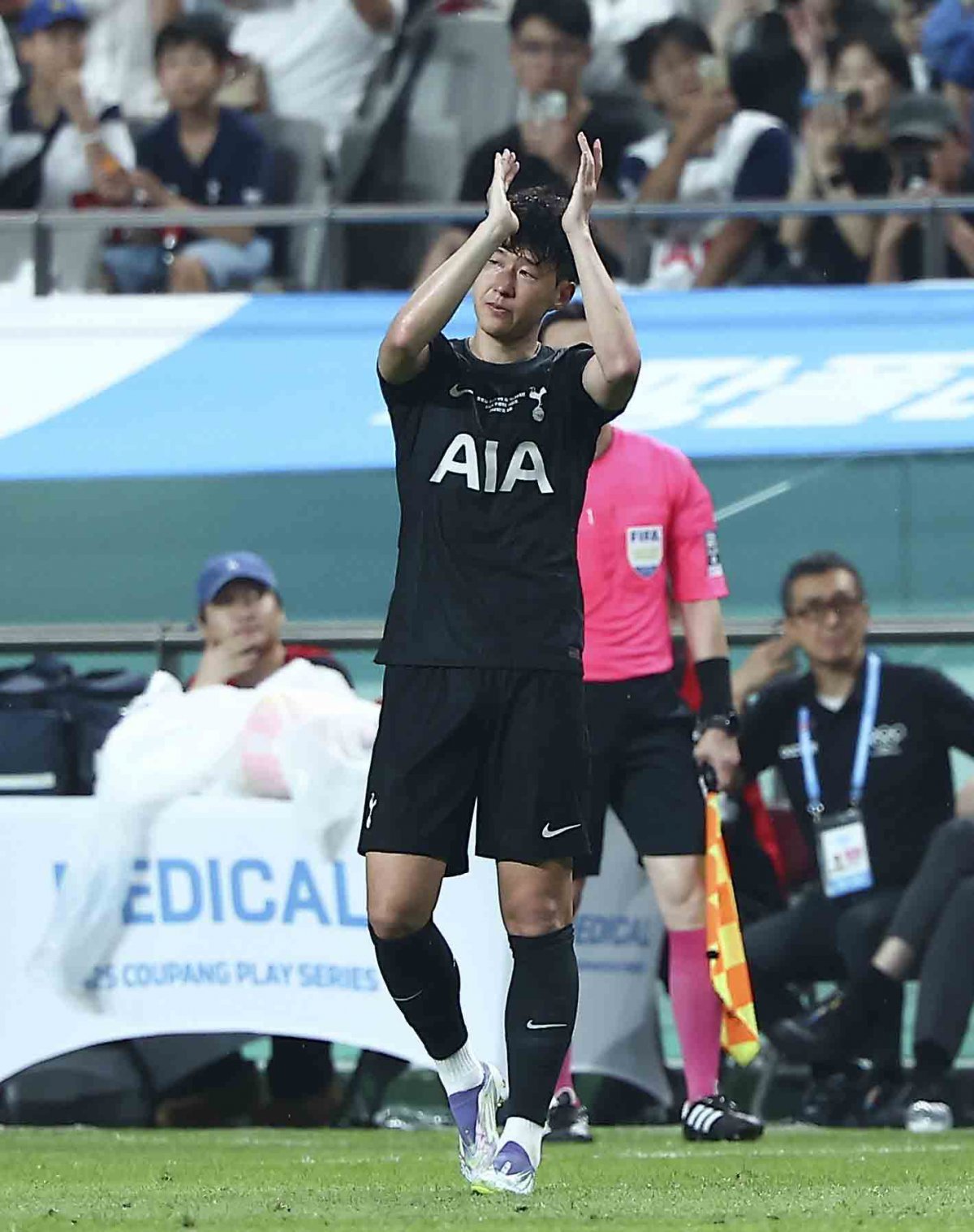 토트넘 ‘리빙 레전드’ 손흥민이 어쩌면 자신의 고별전이 될지 모를 3일 서울월드컵경기장에서 열린 뉴캐슬과 프리시즌 친선경기에서 후반 20분 교체아웃되며 관중을 향해 박수를 치며 감사를 전하고 있다. 붉어진 눈시울도 감추지 못했다. 상암|뉴시스