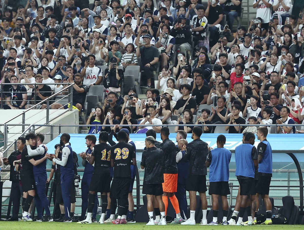 토트넘 손흥민(맨 왼쪽)이 3일 서울월드컵경기장에서 열린 뉴캐슬과 프리시즌 친선경기 도중 후반 20분 교체아웃되며 벤치로 나오자 모든 동료들이 일렬로 도열해 영웅의 마지막을 기념하고 있다. 상암|뉴시스