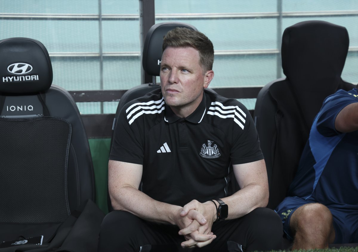 뉴캐슬 에디 하우 감독이 3일 서울월드컵경기장에서 열린 토트넘과 프리시즌 친선경기를 앞두고 그라운드를 응시하고 있다. 상암|뉴시스