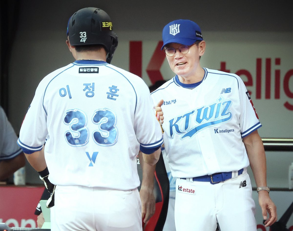 KT 이정훈(왼쪽)은 끊임없는 노력으로 데뷔 9년차인 올해 기량을 꽃피우고 있다. 사진제공|KT 위즈