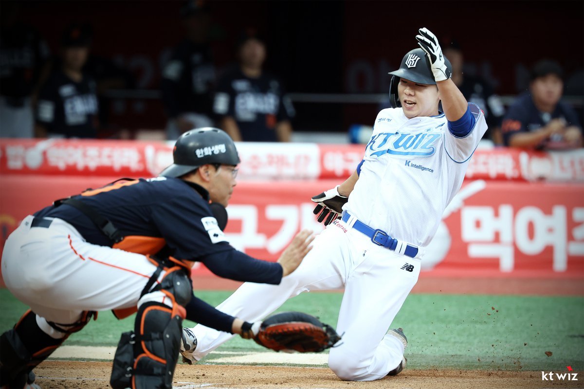 KT 이정훈(오른쪽)은 끊임없는 노력으로 데뷔 9년차인 올해 기량을 꽃피우고 있다. 사진제공|KT 위즈