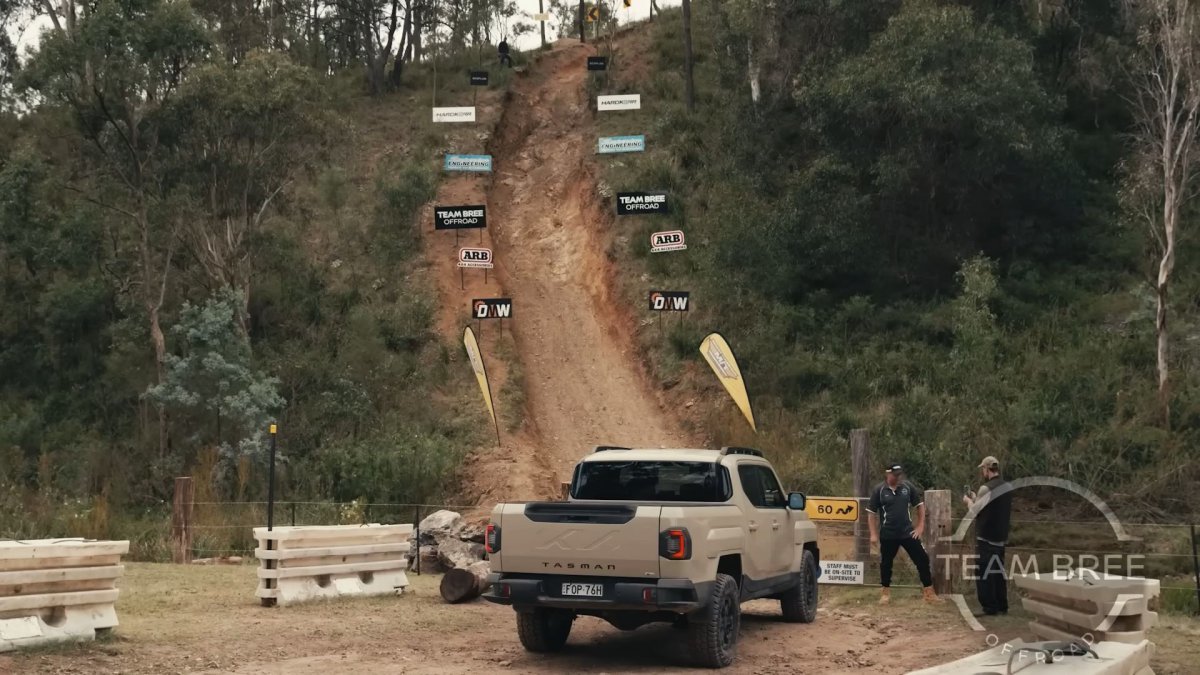 채널 운영자 루카스 브리가 ‘비어 오클락 힐’ 등반을 앞두고 주행 코스와 기아 타스만 차량을 소개하고 있다. 사진 출처: 팀 브리 오프로드(Team Bree Offroad) 유튜브 채널