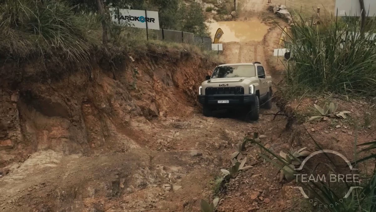 기아 타스만이 한쪽 바퀴가 들린 상황에서도 우수한 트랙션 컨트롤 시스템을 이용해 언덕을 등반하고 있다. 사진 출처: 팀 브리 오프로드(Team Bree Offroad) 유튜브 채널