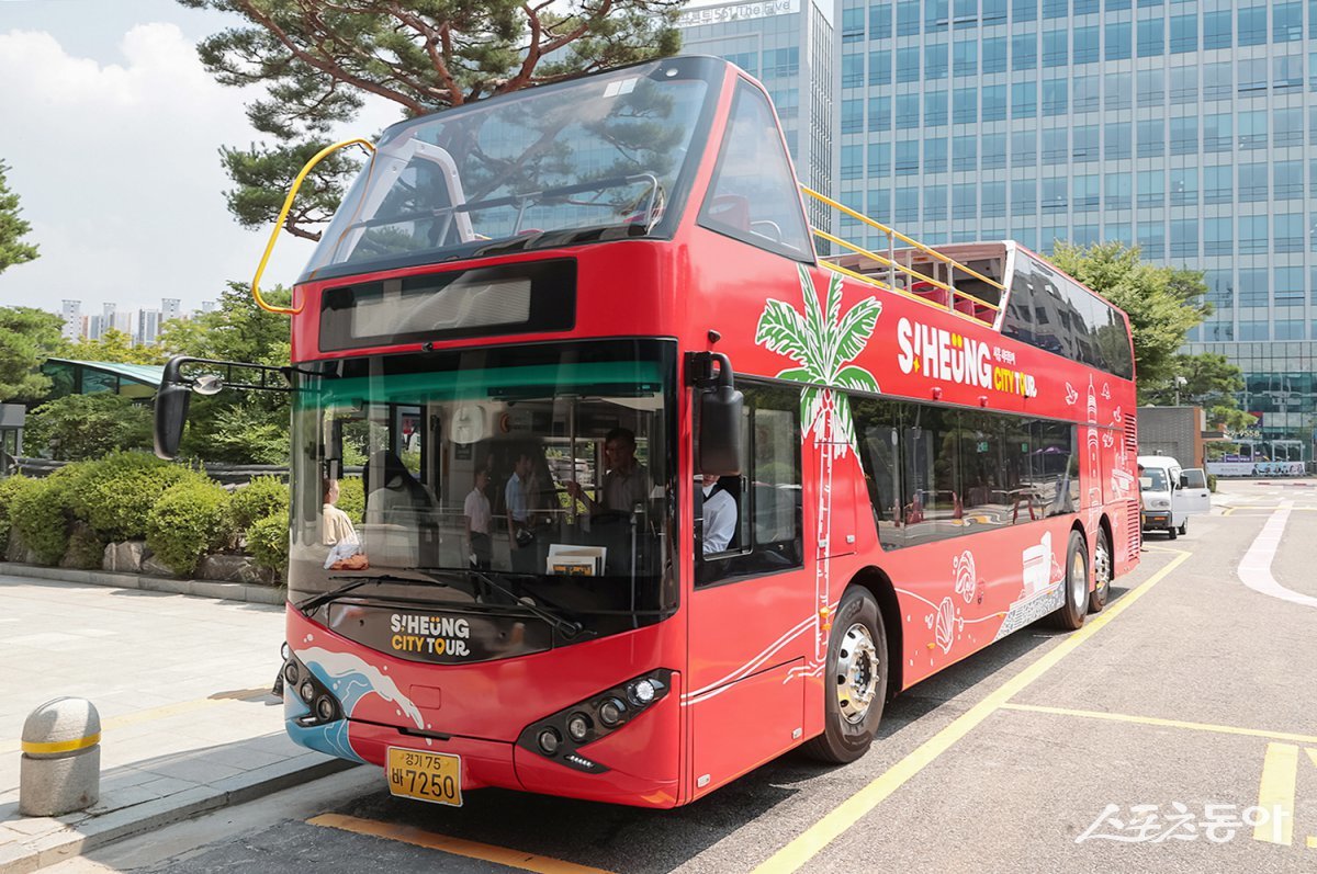 시흥시(시장 임병택)는 오는 8월 6일부터 프런트오픈형 순환형 2층 시티투어버스의 시범운행 시간을 오후 4시부터 밤 10시까지로 조정해 야간 운행을 시작한다(시티투어 2층버스). 사진제공|시흥시