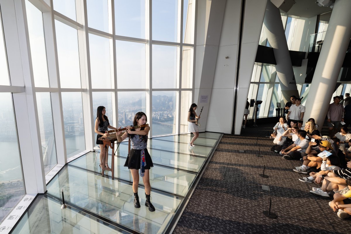 퓨전국악밴드 케이소리의 연주 모습. 롯데월드 제공